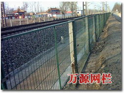 安平護欄筑屏障 萬源護欄網(wǎng)廠在交通隔離領(lǐng)域的專業(yè)實踐